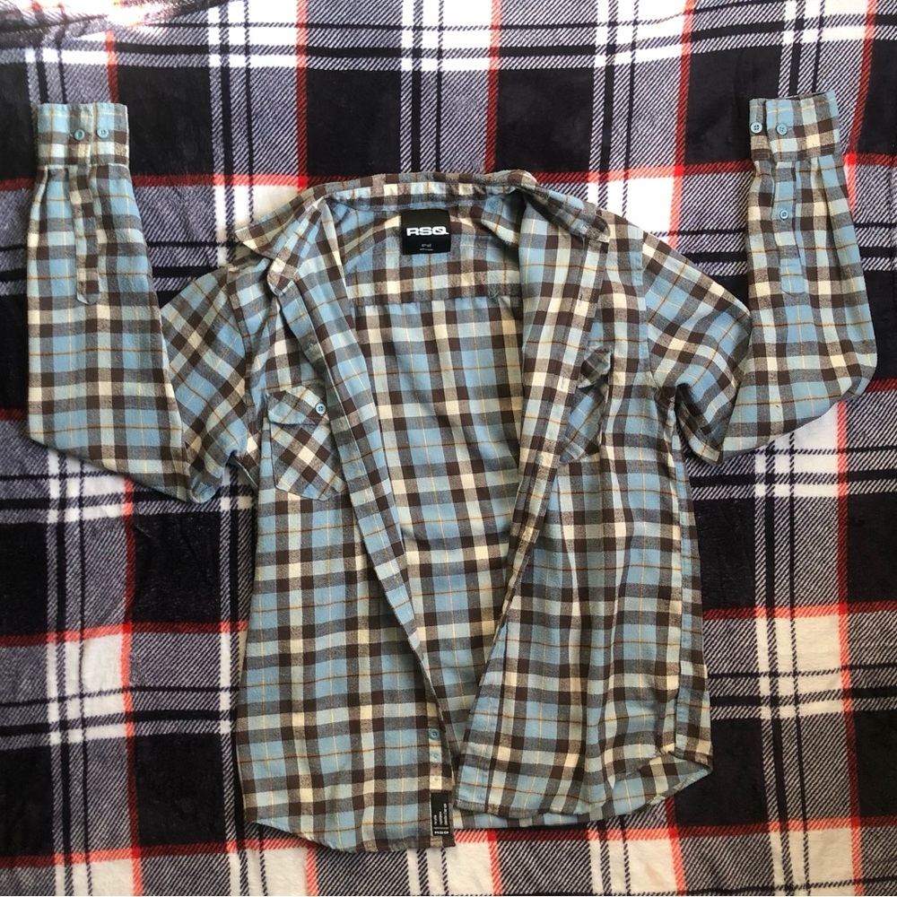 Blue flannel/plaid long sleeve button up!